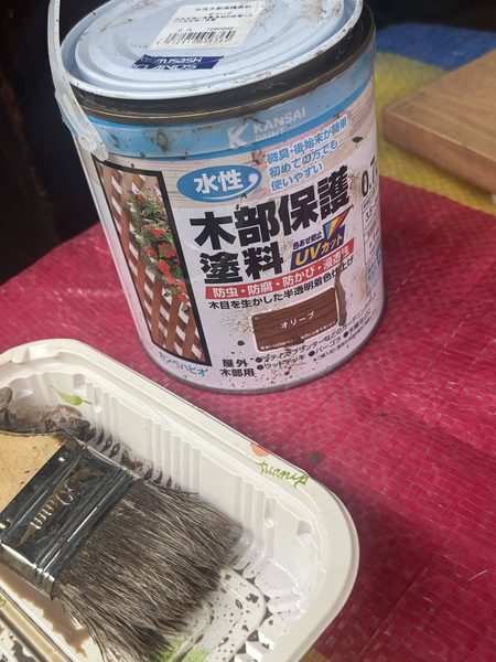 カンペハピオ水性木部保護塗料オリーブの缶と刷毛