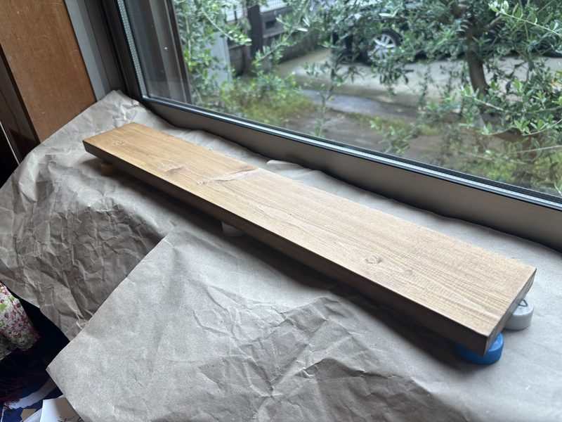 塗装後の1×4材を窓辺で乾燥させているところ