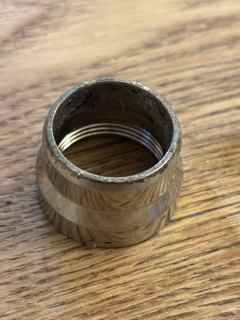中身を取り除いた吐水口金具