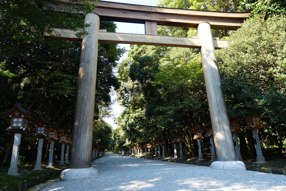 橿原神宮の大鳥居と玉砂利の参道