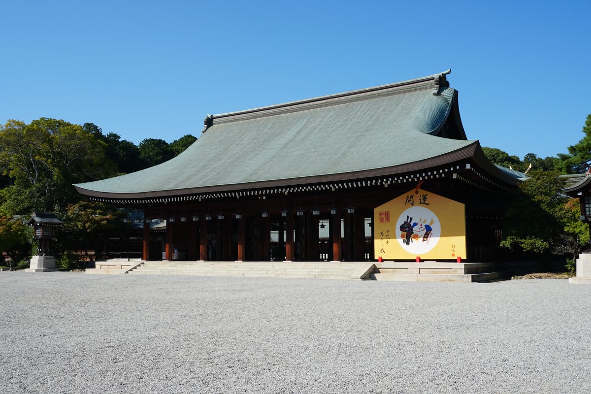 橿原神宮の外拝殿と大絵馬