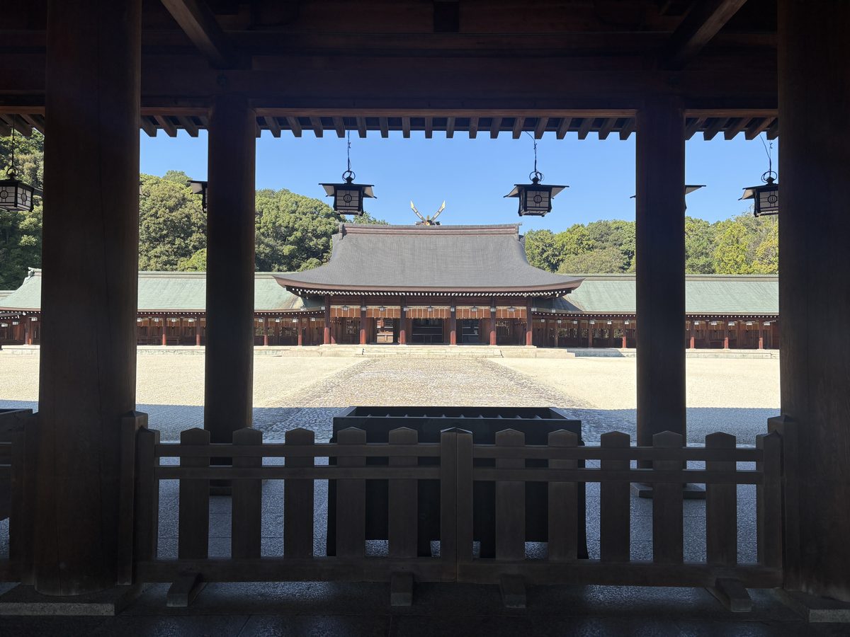 門越しに見た橿原神宮の社殿