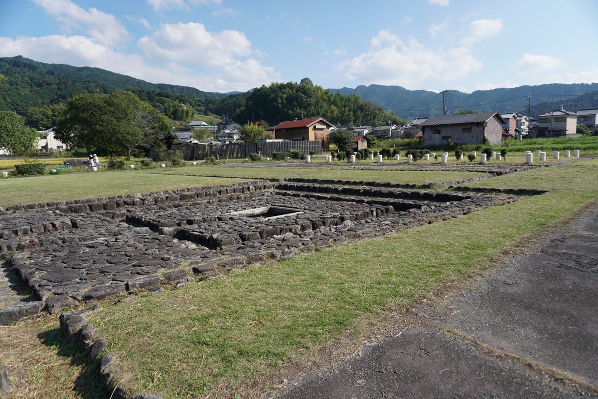 飛鳥宮跡の大井戸跡と石敷き